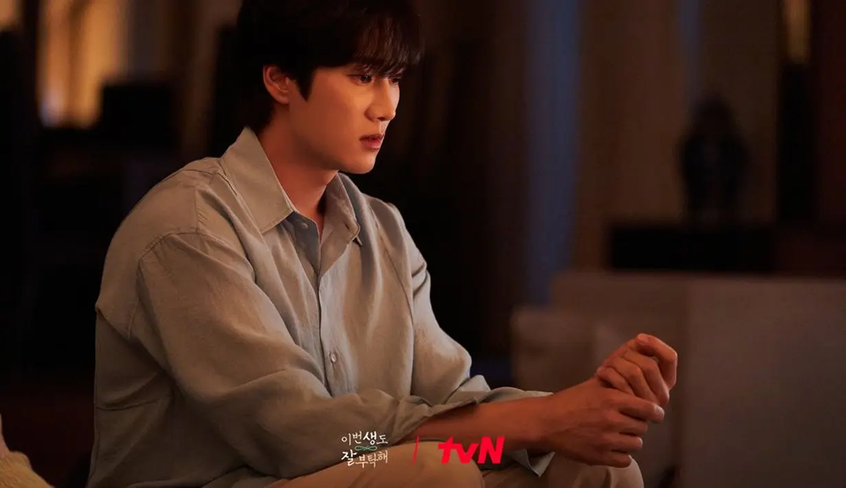 Moon Seo Ha menatap ke suatu tempat dengan ekspresi melankolis. Apakah Moon Seo Ha yang hidup dengan luka di hatinya dapat mengenali cinta pertamanya yang bereinkarnasi sebagai Ban Ji Eum? (Foto: tvN via Soompi)