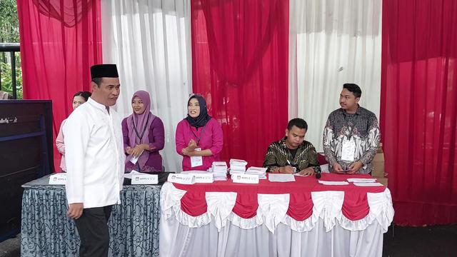 Menteri Pertanian Andi Amran Sulaiman sudah mencoblos di Tempat Pemungutan Suara (TPS) 01 Wdiya Chandra, Senayan, Jakarta Selatan. Diapun menyisipkan pesan usai menggunakan hak suaranya di bilik suara.