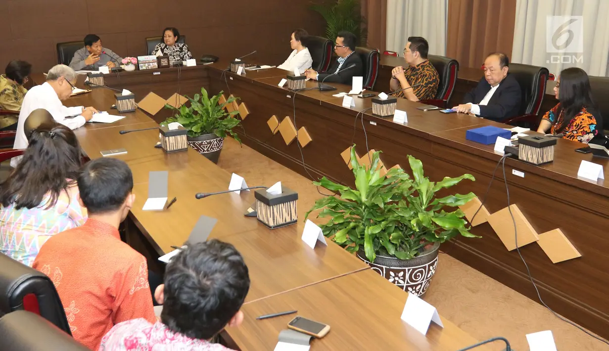 Suasana pertemuan antara petinggi EMTEK Group dengan Dewan Pertimbangan Presiden (Wantimpres) di Jakarta, Jumat (18/5). Pertemuan ini merupakan silaturahmi sekaligus pengenalan program-program yang ada di SCM. (Liputan6.com/Angga Yuniar)