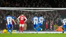 Pemain Brighton and Hove Albion Danny Welbeck (tengah kanan) mencetak gol ke gawang Arsenal dari titik penalti pada pertandingan sepak bola putaran ketiga Piala Liga Inggris atau Carabao Cup di Emirates Stadium, London, Inggris, 9 November 2022. Arsenal tersingkir dari Carabao Cup usai kalah dari Brighton and Hove Albion dengan skor 1-3. (AP Photo/Kirsty Wigglesworth)