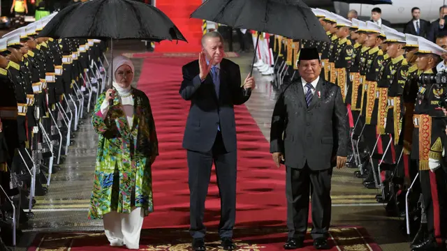 Prabowo Sambut Kedatangan Erdogan di Halim Perdanakusuma