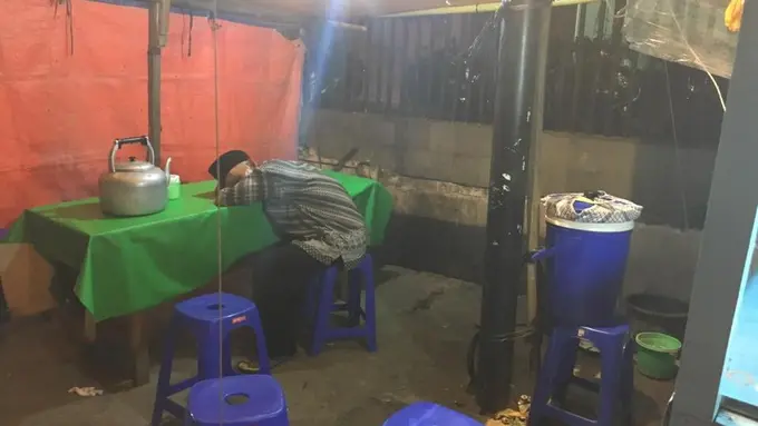 Kisah Pilu Dibalik Foto Kakek yang Tertidur Menunggu Pelanggan
