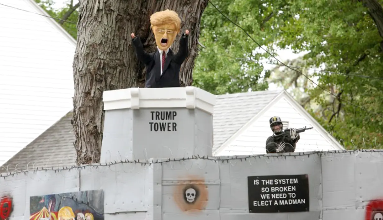 Sebuah instalasi boneka Hallowen Donald Trump yang dibuat lengkap dengan bentengnya untuk menyambut perayaan Hallowen di West Hartford, Connecticut, AS (4/10). (Reuters/Michelle McLoughlin)