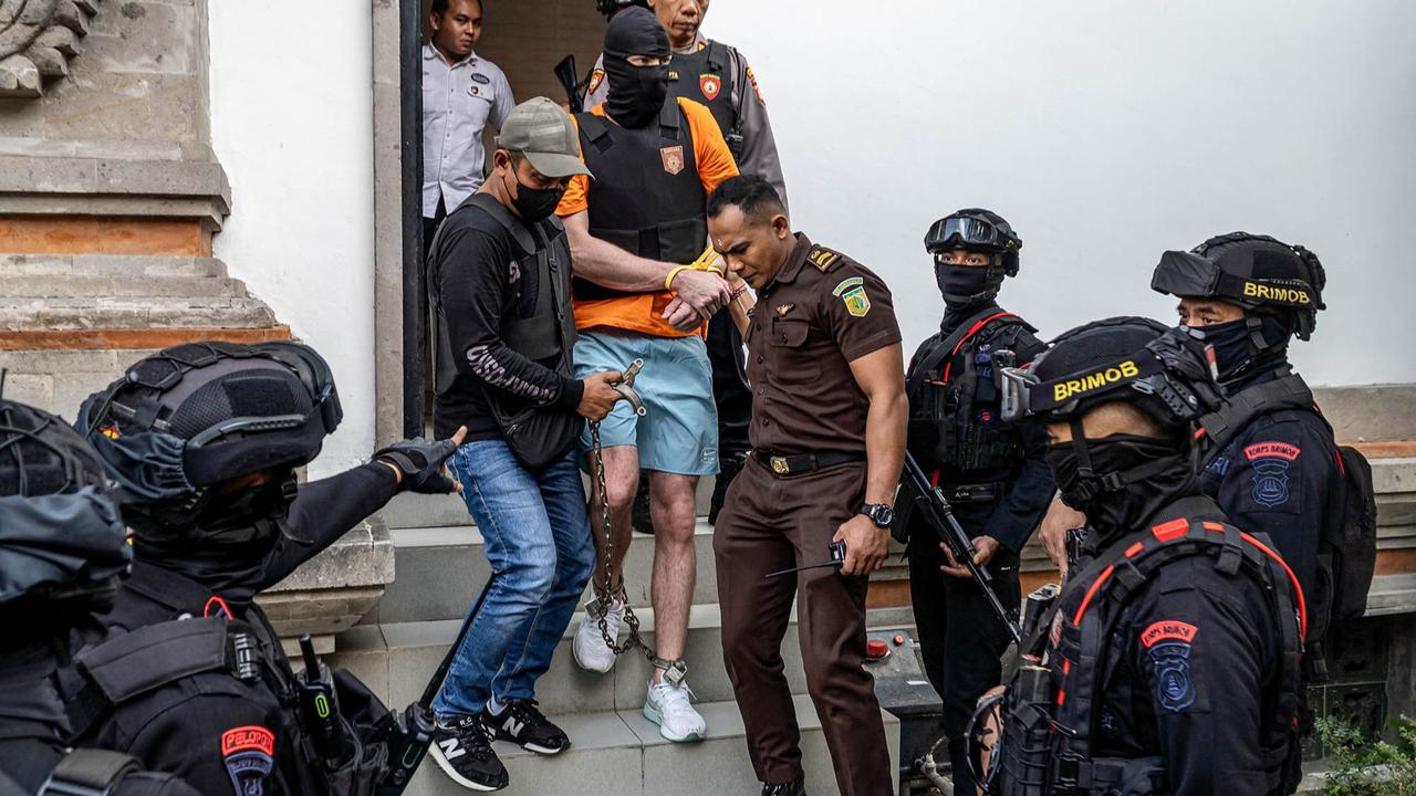 FOTO:  Momen Tiga WN Australia Digiring dengan Kaki Dirantai Saat Diserahkan ke Kejari Badung