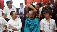 Wali Kota Solo fx Hadi Rudyatmo melakukan aksi gundul sebagai wujud syukur atas kemenangan Jokowi-Ma'ruf Amin dalam perhitungan quick count, Rabu malam (17/4).(Liputan6.com/Fajar Abrori)