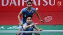 Ganda putri Indonesia, Greysia Polii/Apriyani Rahayu saat melawan Chae Yoo Jung/Hye Rin Kim pada perempat final Indonesia Masters 2018 di Istora Senayan, Jakarta, Jumat (26/1). Greysia/Apriyani unggul 21-16, 21-15. (Liputan6.com/Helmi Fithriansyah)