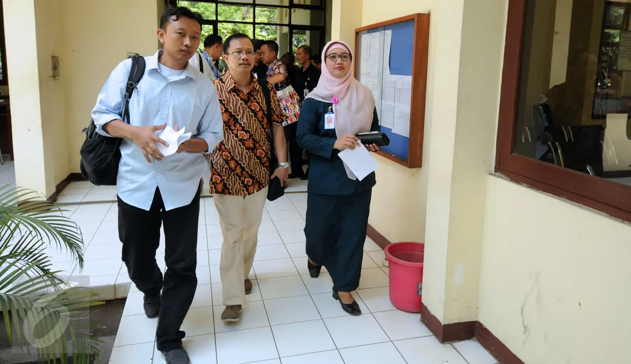 Mantan Kepala Sekolah SMAN 3 Jakarta, Retno Listyarti (kanan) bersama tim kuasa hukumnya resmi mengajukan gugatan pembatalan pemberhentian dirinya ke PTUN Jakarta, Selasa (4/8/2015). (Liputan6.com/Helmi Fithriansyah) 