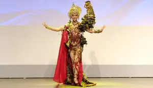 Presentasi kostum nasional "Roro Jonggrang - Seribu Candi, Keteguhan Seorang Perempuan" Puteri Indonesia 2025, Firsta Yufi Amarta Putri, di The Ice Palace, Kuningan, Jakarta Selatan, 28 Mei 2025, yang akan dibawa ke Miss Supranational 2025. (Liputan6.com/Asnida Riani)