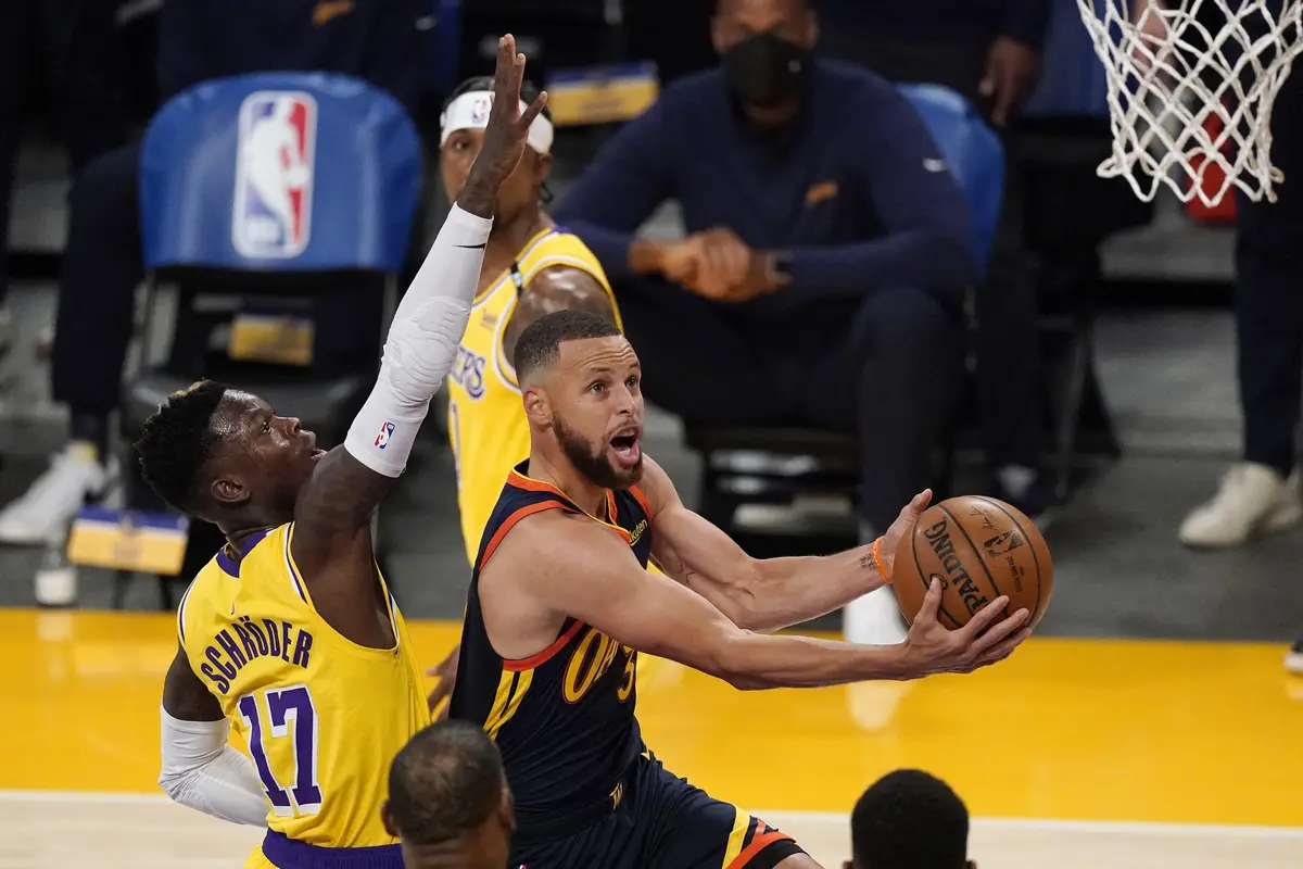 Pebasket Golden State Warriors, Stephen Curry, saat menghadapi Los Angeles Lakers di NBA.