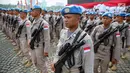 Prajurit Polri melakukan latihan baris berbaris jelang acara HUT Polri yang ke-71 di Monas, Jakarta, Jumat (7/7). Hut Polri tersebut akan dirayakan tanggal 10 Juli mendatang dengan dihadiri oleh Presiden Joko Widodo. (Liputan6.com/Faizal Fanani)