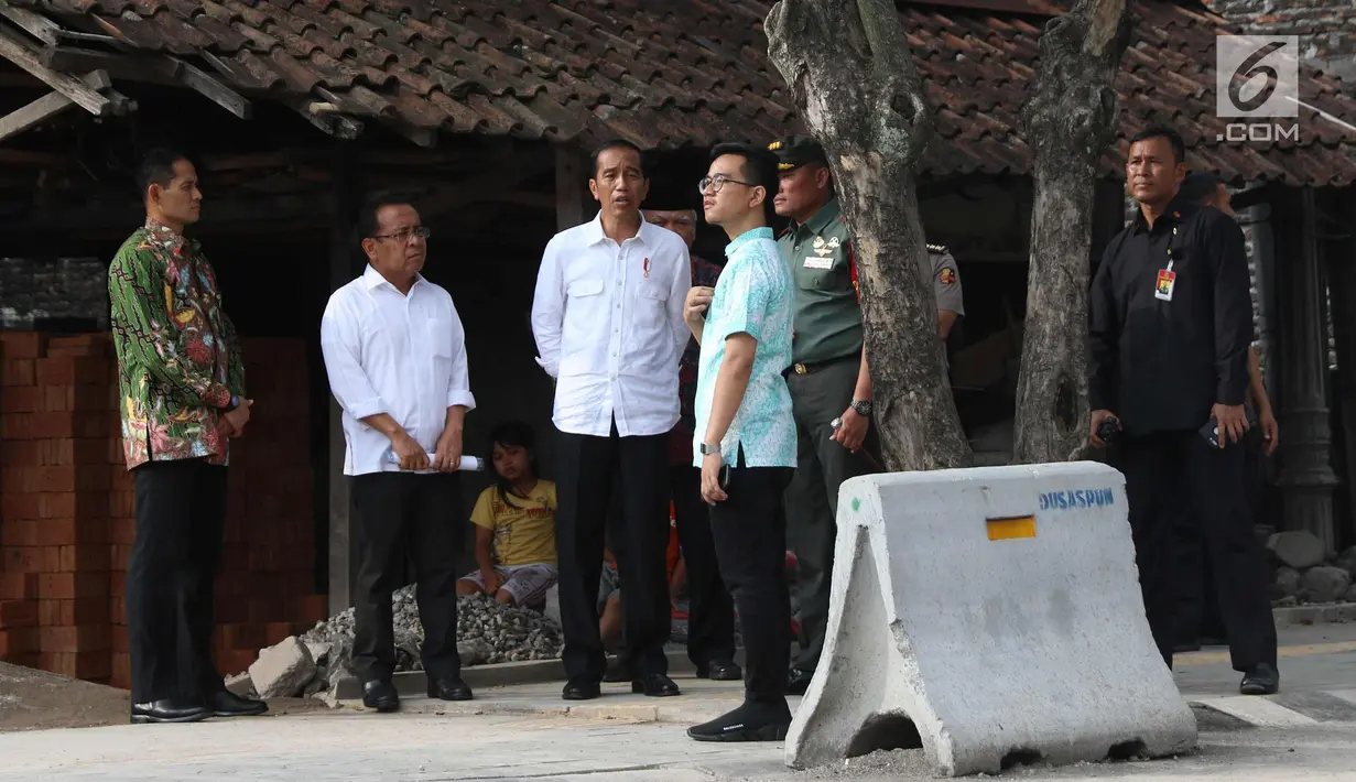 Presiden Joko Widodo bersama Gibran Rakabuming Raka memantau persiapan simulasi kirab kereta pembawa mempelai pengantin di Solo, Senin (6/11). Jokowi dan Gibran meninjau langsung kirab yang akan membawa Kahiyang-Bobby . (Liputan6.com/Angga Yuniar)