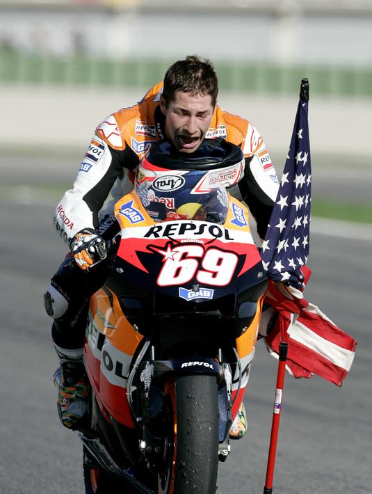 Nicky Hayden saat merayakan keberhasilan meraih gelar Juara Dunia MotoGP bersama Honda di Valencia, Spanyol, (29/10/2006). Nicky meninggal akibat kecelakaan sepeda di Italia. (AP/Bernat Armangue, File)