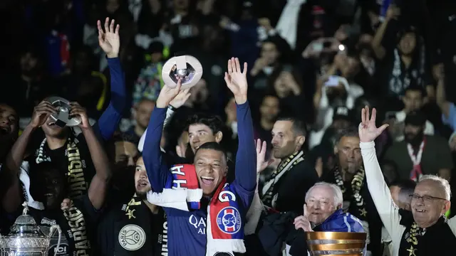 Foto: Koreografi Keren Suporter PSG untuk Kylian Mbappe, Salam Perpisahan untuk Boss Kecil
