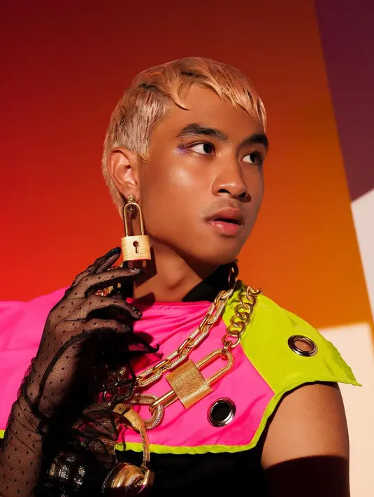 <p>Devano Danendra bergaya nyentrik [Instagram/iamdevano]</p>