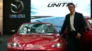 Presiden Direktur PT. Emi Roy Aman Arfandy berpose di dekat mobil New Mazda MX-5 RF pada pagelaran Mazda Power Drive 2017 di Epiwalk, Kuningan, Jakarta, Sabtu (21/10). (Liputan6.com/JohanTallo)