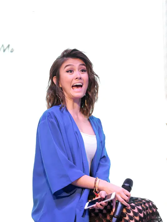 Pelantun lagu Cinta Tak Ada Logika itu, memanfaatkan smartphone untuk selalu lebih dekat dengan para penggemarnya diberbagai daerah. (Adrian Putra/Bintang.com)