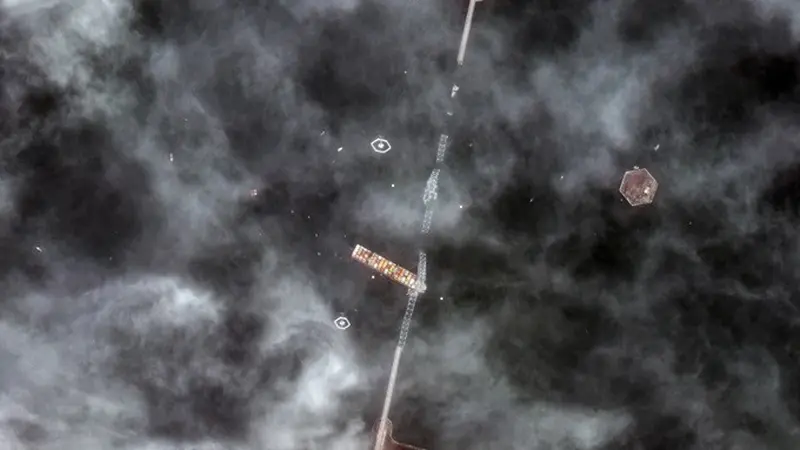 Citra satelit yang disediakan oleh Maxar Technologies menunjukkan pemandangan Jembatan Francis Scott Key di Baltimore, Maryland, Amerika Serikat, yang ditabrak kapal kargo Dali pada Selasa (26/3/2024).