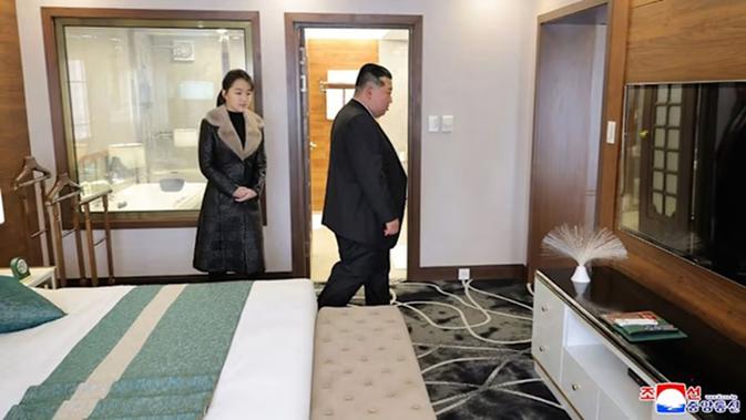 Foto yang diambil pada 20 Desember 2025 ini memperlihatkan pemimpin Korea Utara Kim Jong Un bersama putrinya, Ju Ae, saat meninjau Hotel Ikkal di kawasan wisata Samjiyon, Provinsi Ryanggang. Hotel tersebut baru saja selesai dibangun. Foto ini dirilis pada 23 Desember 2025 oleh kantor berita resmi Korea Utara, KCNA, melalui KNS. (Dok. AFP/KNS/KCNA)