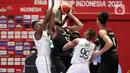 Pebasket Timnas Indonesia, Marques Terrell Bolden (kedua kiri) saat melawan Arab Saudi pada Grup A FIBA Asia Cup 2022 di Istora Senayan, Jakarta, Selasa (12/7/2022). Kemenangan ini membuka peluang Indonesia lolos ke delapan besar, jika berhasil memetik kemenangan melawan Yordania di laga berikutnya. (Liputan6.com/Helmi Fithriansyah)