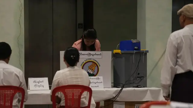 Seorang pemilih memberikan suara di tempat pemungutan suara pada Minggu (28/12/2025), di Yangon, Myanmar.