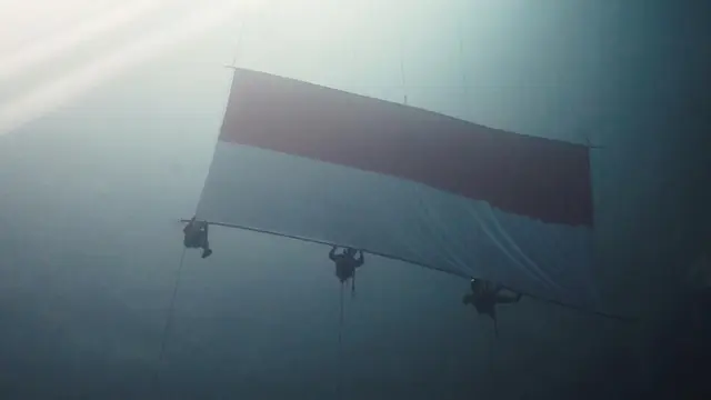Potret Pengibaran Bendera Merah Putih di Goa, Tebing, dan Laut