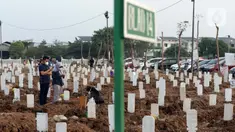 Warga saat melakukan ziarah di pemakaman khusus COVID-19 TPU Rorotan, Cilincing, Jakarta, Sabtu (31/7/2021). Warga yang melakukan ziarah diwajibkan mematuhi protokol kesehatan, menjaga jarak serta dilakukan secara terbatas. (Liputan6.com/Helmi Fithriansyah)