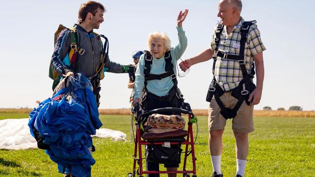 Wanita 104 Tahun Jadi Penerjun Payung Tertua di Dunia, Aksinya Bikin Kagum