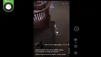 Gambar tangkapan layar&nbsp;video yang diklaim seekor buaya masuk ke rumah warga saat banjir merendam Babelan, Bekasi, Jawa Barat. (sumber: Facebook)