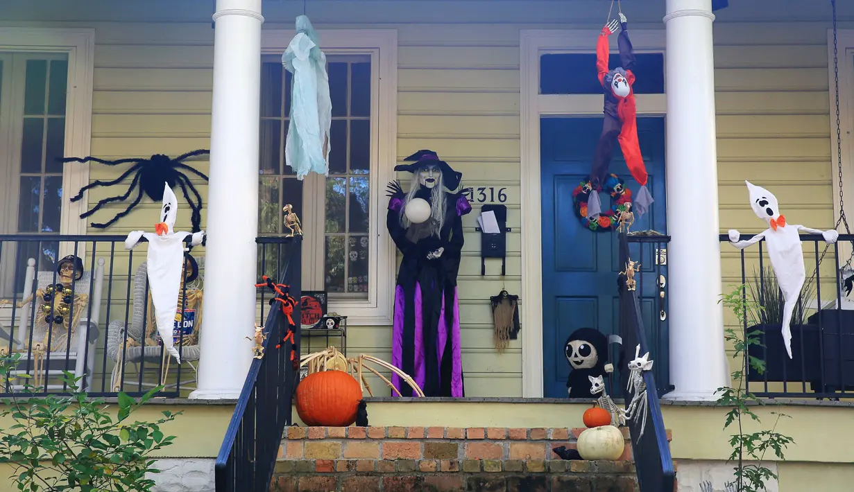 Dekorasi Halloween terlihat di depan sebuah rumah di New Orleans, Louisiana, Amerika Serikat, pada 10 Oktober 2020. Tiga pekan sebelum perayaan Halloween, warga New Orleans mulai mendekorasi rumah mereka untuk menyambut festival tersebut. (Xinhua/Lan Wei)