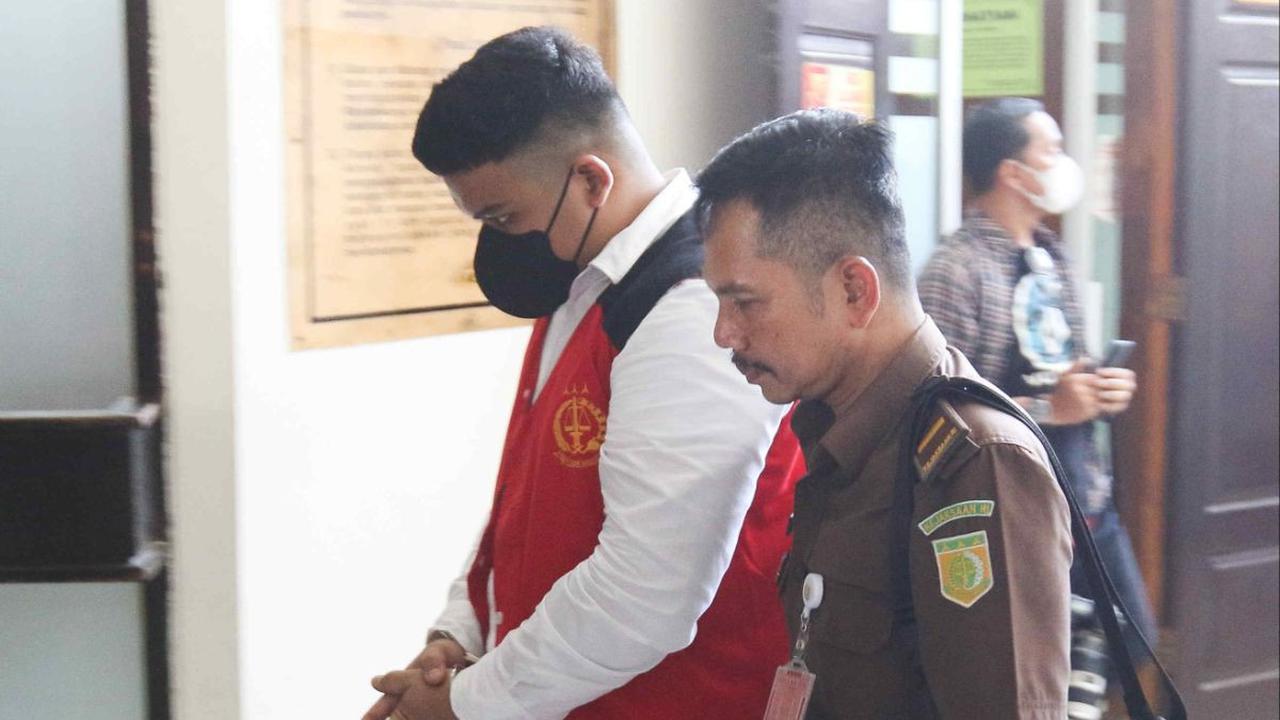 "Oleh karena tuntutan belum siap, untuk sidang kita nyatakan ditunda hingga Selasa 15 Agustus,"
