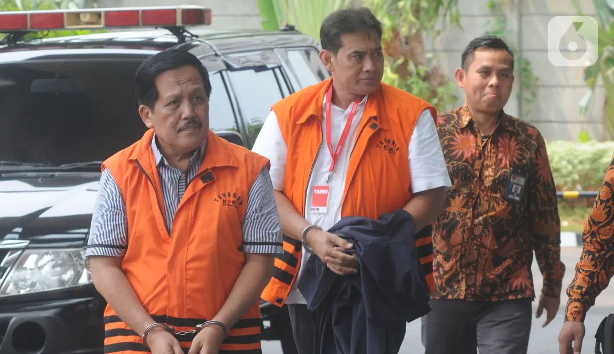Ketua Komisi III DPRD Provinsi Jambi dari Fraksi Partai Demokrat Zainal Abidin (kiri) dan Direktur Pemasaran PTPN III (Persero) sekaligus merangkap Komisaris Utama PT KPBN, I Kadek Kertha Laksana (kanan) tiba di Gedung KPK, Jakarta, Senin (28/10/2019). (merdeka.com/Dwi Narwoko)