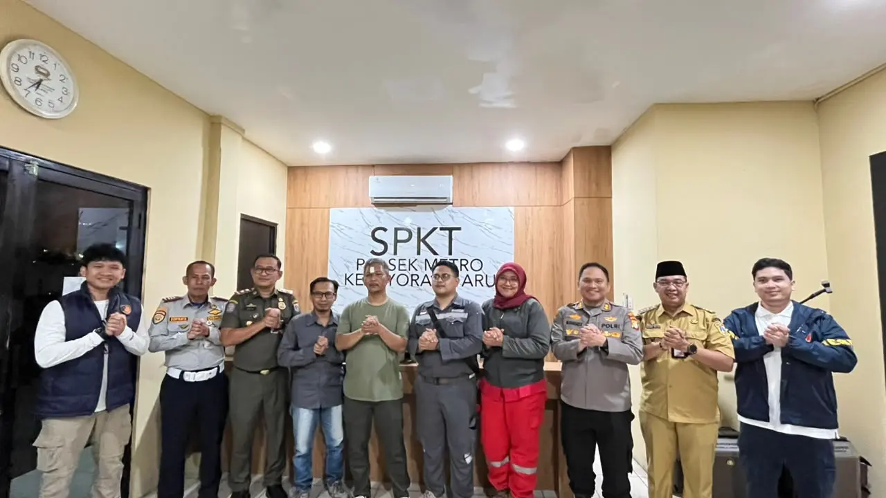 Anggota satpol pp dan buruh bentrok di bulungan salam komando tanda berdamai. (liputan6.com/zahraa devana).