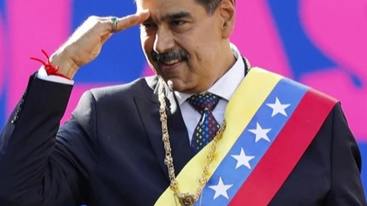 Presiden Venezuela Nicolás Maduro menyapa para pendukungnya pada hari pelantikannya untuk masa jabatan ketiga di istana kepresidenan Miraflores, Caracas, Venezuela, 10 Januari 2025.