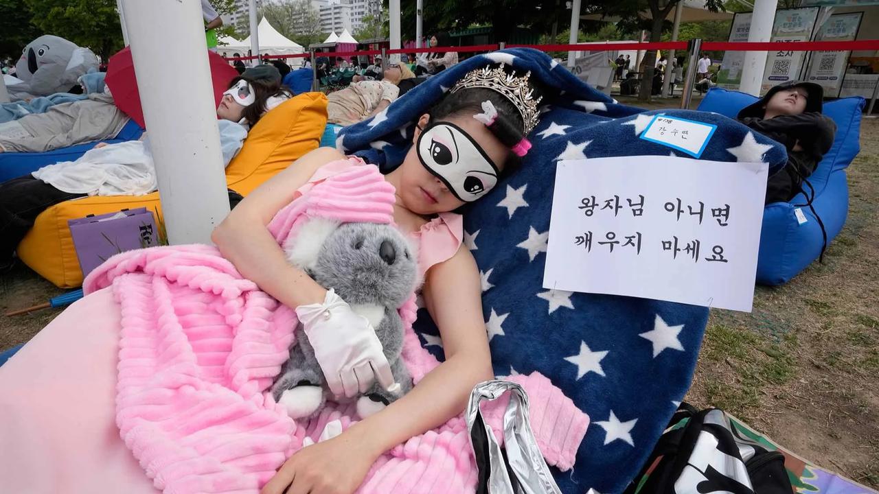 FOTO: Ratusan Warga Seoul Ikuti Kompetisi Tidur Siang di Tepi Sungai Han