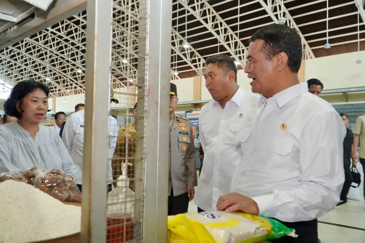 Menteri Pertanian (Mentan) dan kepala Badan Pangan Nasional (Bapanas) Andi Amran Sulaeman sidak penyaluran Beras SPHP.