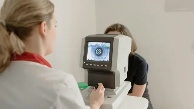 Contoh ilustrasi memeriksakan diri ke dokter mata