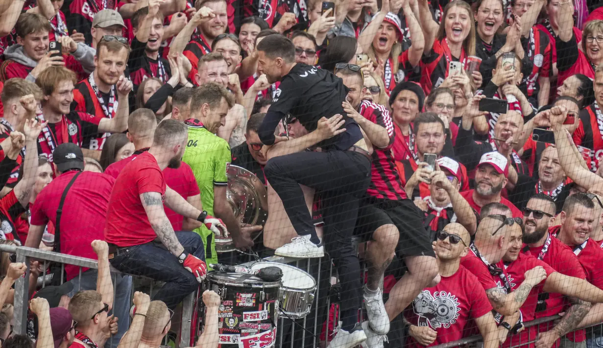 Tim asuhan Xabi Alonso itu berada di puncak klasemen akhir Bundesliga dengan mengumpulkan 90 poin dari 34 laga. Mereka unggul 17 poin dari Bayern Munchen yang menjadi runner-up. (AP Photo/Michael Probst)