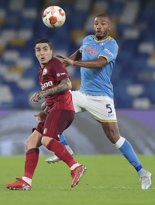 Penyerang Legia Warsawa, Josue berebut bola dengan bek Napoli, Juan Jesus pada lanjutan pekan ketiga fase Grup C Liga Europa di Stadion Diego Armando Maradona, Jumat (22/10/2021) dini hari WIB. Napoli sukses melibas Legia Warsawa dengan skor 3-0. (Alessandro Garofalo/LaPresse via AP)