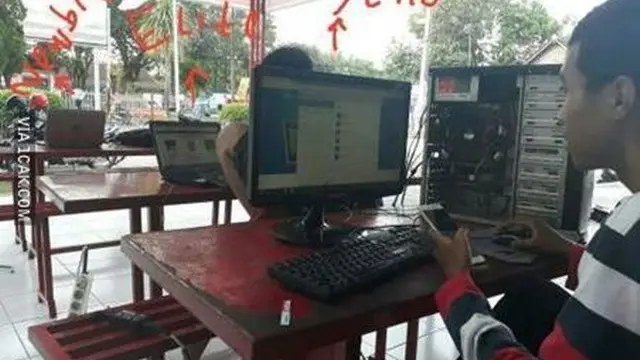 6 Potret Orang Mengerjakan Tugas di Tempat Tak Biasa Ini Bikin Tepuk Jidat