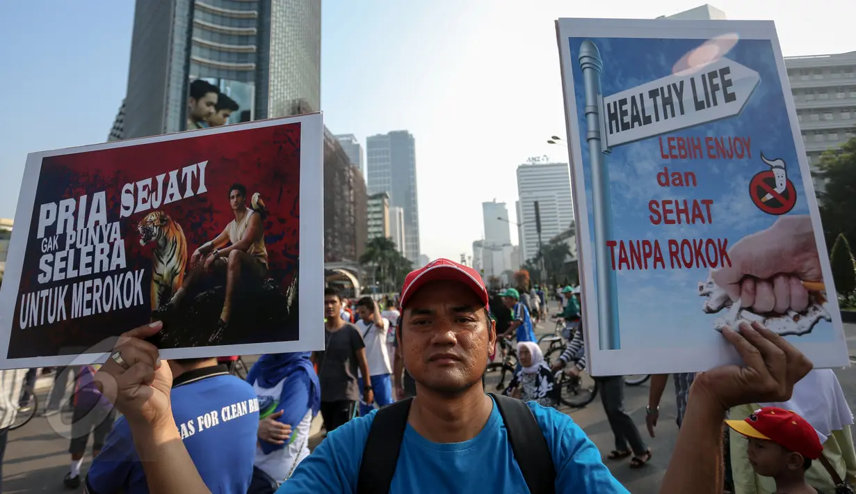 Sejumlah aktivis menggelar aksi peringati Hari Tanpa Tembakau saat CFD di Bundaran HI, Jakarta, Minggu (31/5/2015). Hari Tanpa Tembakau Sedunia diperingati di seluruh dunia setiap tahun pada tanggal 31 Mei. (Liputan6.com/Faizal Fanani)