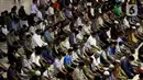 Umat Muslim menunaikan Salat Dhuzur di Masjid Istiqlal, Jakarta, Jumat (20/3/2020). Masjid Istiqlal memutuskan menunda pelaksanaan salat Jumat selama 2 pekan ke depan. Hal itu dilakukan untuk mencegah penyebaran virus Corona (COVID-19) yang semakin masif di DKI Jakarta. (Liputan6.com/Johan Tallo)