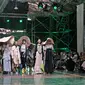 Fashion show yang jadi bagian dari upacara pembukaan SPOTLIGHT Indonesia 2022 di Pos Bloc Jakarta, 1 Desember 2022. (Liputan6.com/Asnida Riani)