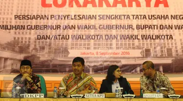 Ketua KPU Pusat, Juri Ardiantoro (kedua kiri) saat membuka lokakarya di gedung KPU Pusat, Jakarta, Kamis (8/9). Lokakarya membahas Persiapan Penyelesaian Sengketa Tata Usaha Negara dalam Pemilihan Kepala Daerah. (Liputan6.com/Helmi Fithriansyah)