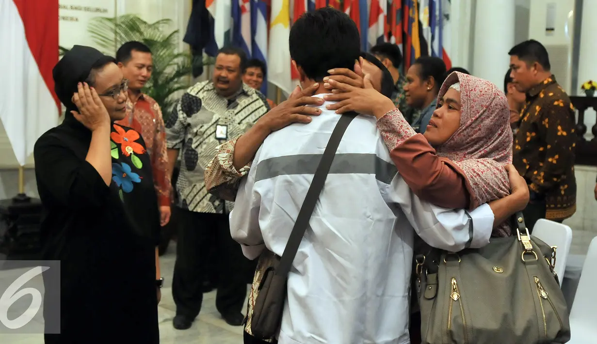 Menlu Retno Marsudi menyerahkan ABK yang sempat disandera oleh kelompok Abu Sayyaf kepada pihak keluarga di Gedung Pancasila, Jakarta, Jumat (13/5). Keharuan meliputi acara serah terima tersebut. (Liputan6.com/Johan Tallo)