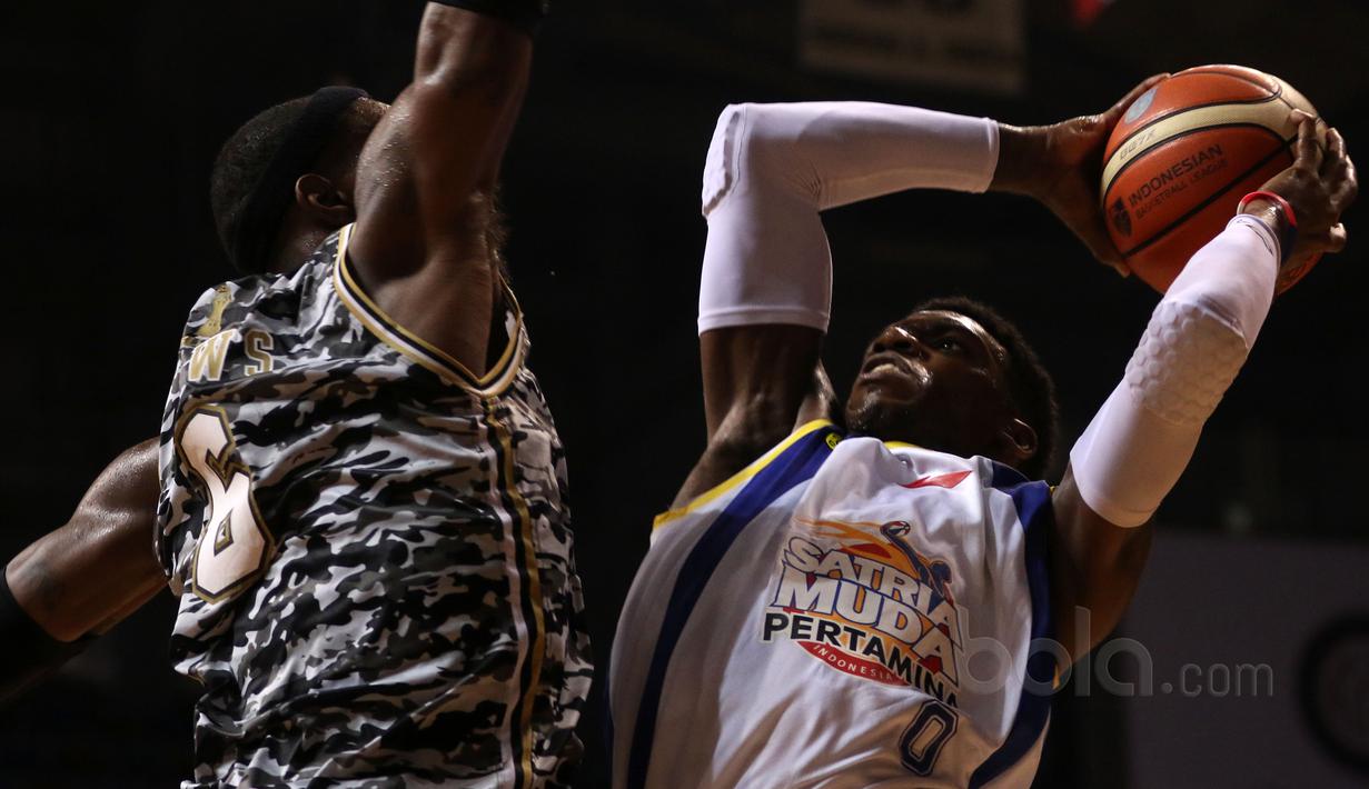 Pemain Satria Muda, Tyreek Jewell (kanan) mecoba melewatiadangan pemain CLS Knights, Willard Crew pada laga semifinal IBL di Britama Arena, Kelapa Gading, Jakarta, Minggu (23/4/2017). Satria Muda menang 74-69. (Bola.com/Nicklas Hanoatubun)