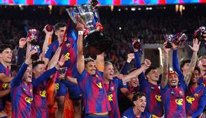 Ronald Araujo dari Barcelona mengangkat trofi setelah mengalahkan Real Madrid dengan skor 2-0 untuk menjuarai Liga Spanyol (La Liga) dengan tiga pertandingan tersisa, di Barcelona, Spanyol, Minggu, 10 Mei 2026. (AP Photo/Joan Mateu Parra)