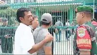 Orangtua siswa mengamuk di depan SMAN 2 Bekasi lantaran anaknya tak lolos jalur zonasi meski rumahnya berdekatan dengan sekolah. (Foto: Liputan6.com/Bam Sinulingga)