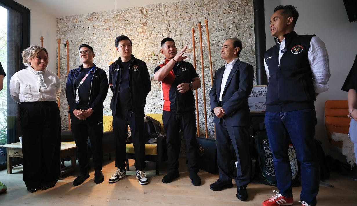 Ketua Umum NOC Indonesia Raja Sapta Oktohari (tengah) memberikan sambutan didampingi Duta Besar Republik Indonesia untuk Prancis Mohamad Oemar dan Chef de Mission (CdM) Olimpiade Indonesia Anindya Bakrie beserta perwakilan atlet dalam acara doa bersama Tim Indonesia jelang Olimpiade Paris 2024 di Rumah Garuda kawasan Saint Ouen, Paris, Prancis, Selasa (23/7/2024). (Dok. NOC Indonesia)