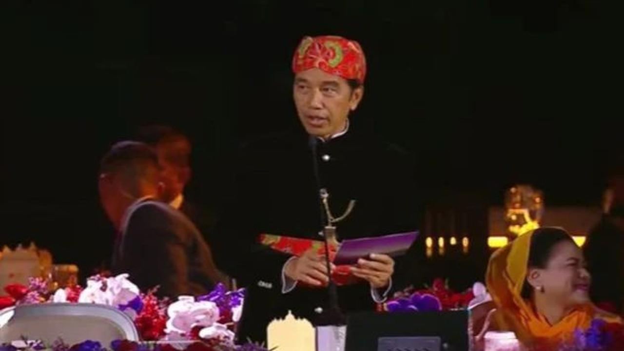 "Selamat datang di Gala Dinner KTT ASEAN ke-43. Saya tahu ini hari yang panjang. Kita telah mengadakan enam KTT hari ini. Tapi sekarang, mari kita nikmati malam ini dan rayakan kebersamaan kita, Jadi silakan duduk, santai dan nikmati ”