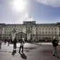 Turis berdiri di depan Istana Buckingham di London, Kamis (8/9/2022).  Istana Buckingham mengatakan Ratu Elizabeth II telah ditempatkan di bawah pengawasan medis karena dokter "memperhatikan kesehatan Yang Mulia." Anggota keluarga kerajaan pergi ke Skotlandia untuk bersama raja berusia 96 tahun itu. (AP Photo/Frank Augstein)